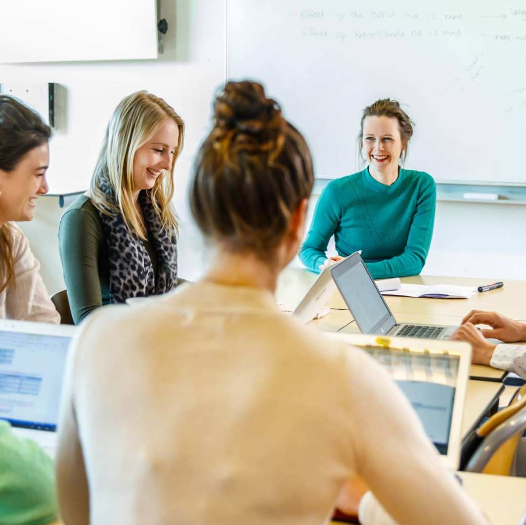 studenten en docent lachend in klas