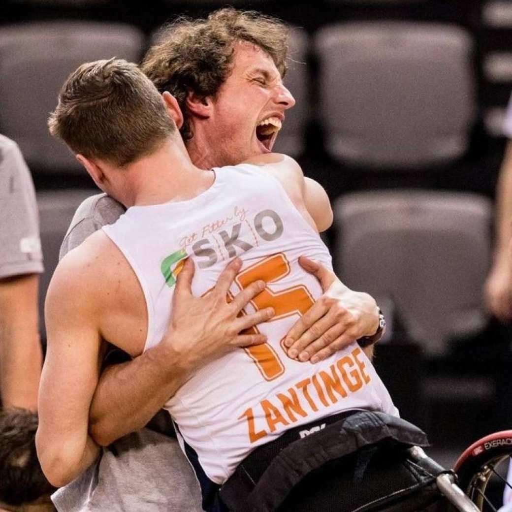 Peter Dijkstra, sportfysiotherapeut, feliciteert rolstoelbasketballet tijdens kwalificatie