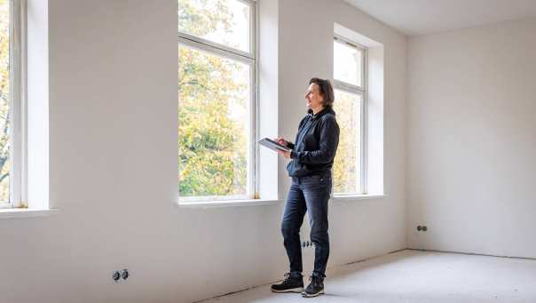 bouwkundige inspecteert een renovatiewoning voor de oplevering