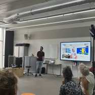 Presentatie van Jochem Fennis van het Liemers College die een presentatie geeft voor Leerlab over Agora onderwijs op hun school