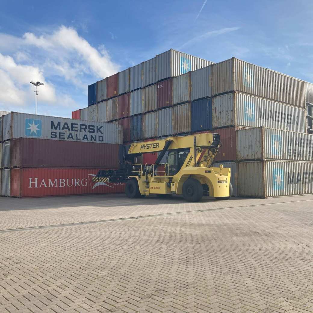 Zeecontainers waarvoor heftruck van Hyster Yale staat