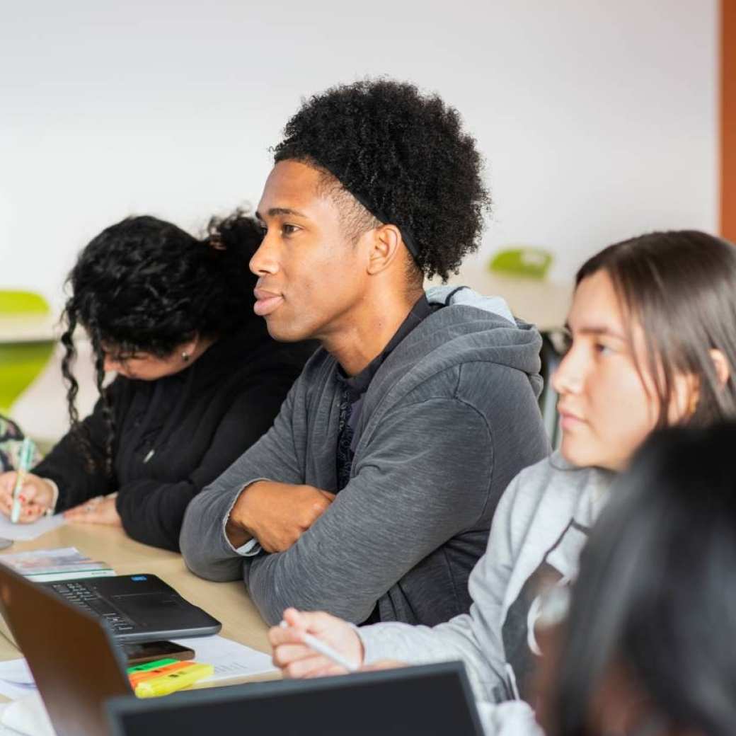 Foto Master Academie Educatie. Studenten luisteren aandachtig. 