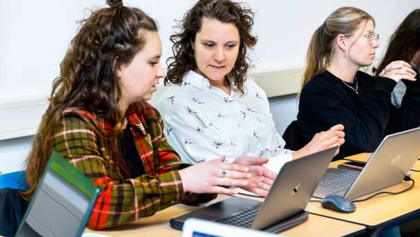 3 studenten met laptop