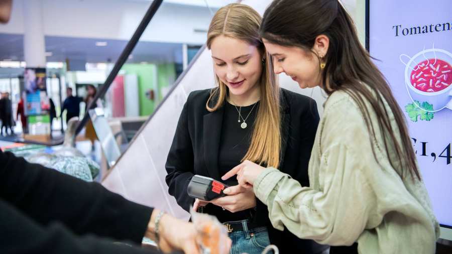 Commerciële Economie 2 studenten op de Food Market