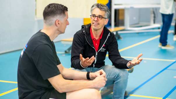 Student en docent in gesprek tijdens les pmt deeltijd