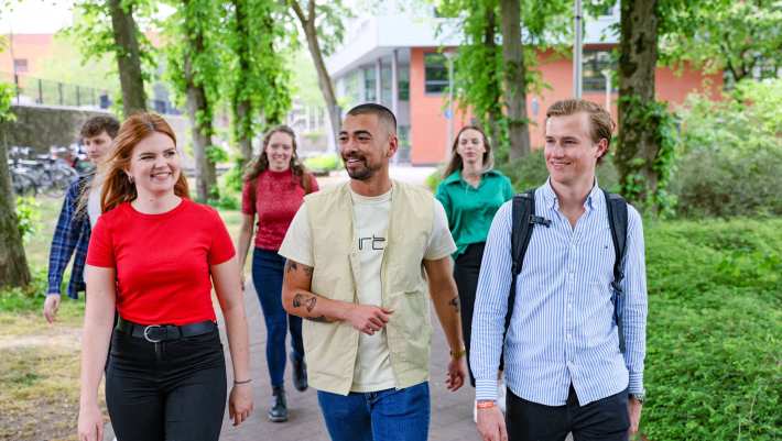 Aantal studenten wandelen in een groep