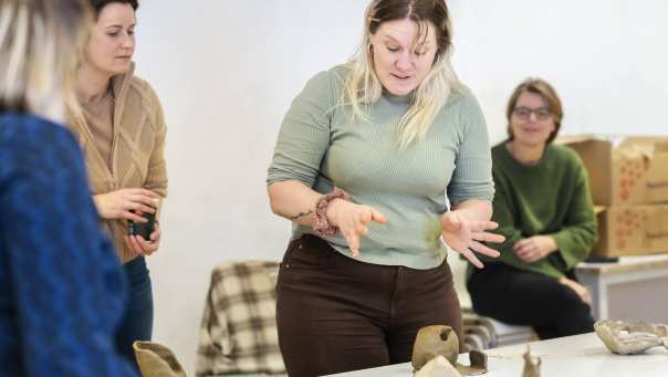 Studenten Master Vaktherapie – Beeldende Therapie – tijdens boetseren. Een student licht haar werk toe.