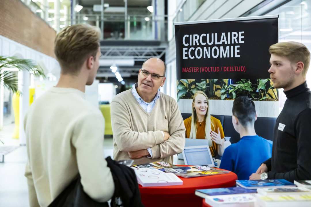 Open Avond Arnhem. Bezoekers master circulaire economie op informatiemarkt Ruitenberglaan 31, Arnhem