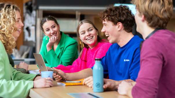 Studenten lachen naar elkaar.