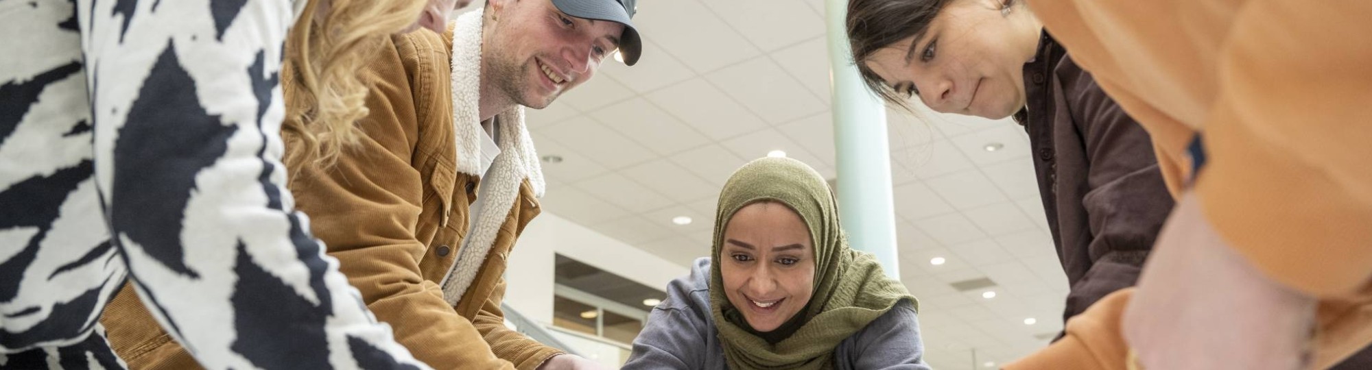 Studenten en docent spelen een stiftspel