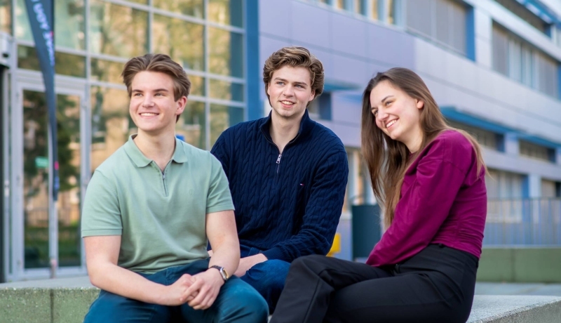 Drie studenten van hbo Bedrijfskunde buiten bij de HAN campus in Nijmegen