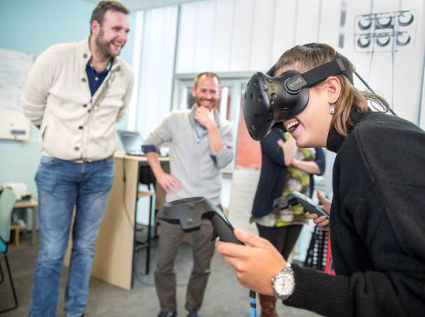 studenten met VR-bril op