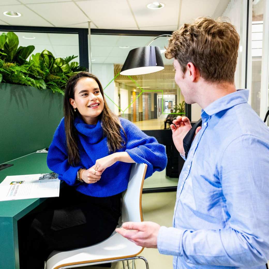 Studenten opleiding bedrijfskunde voltijd in gesprek op de HAN