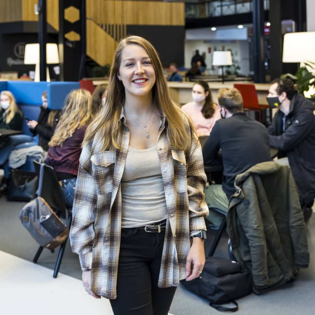 Sandra Boertien, student, in de hal, studeren in coronatijd