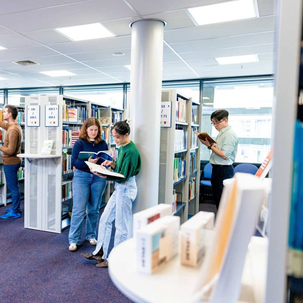 2 studenten Social Work kijken naar Studie In Cijfers en zien dat Social Work aan de HAN goed scoort.