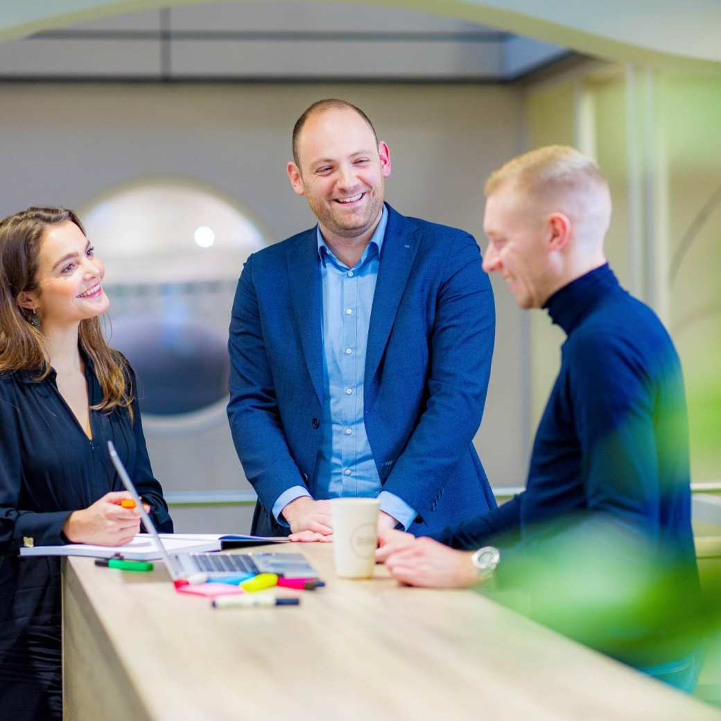 Studenten van de master Business Sales in overleg.