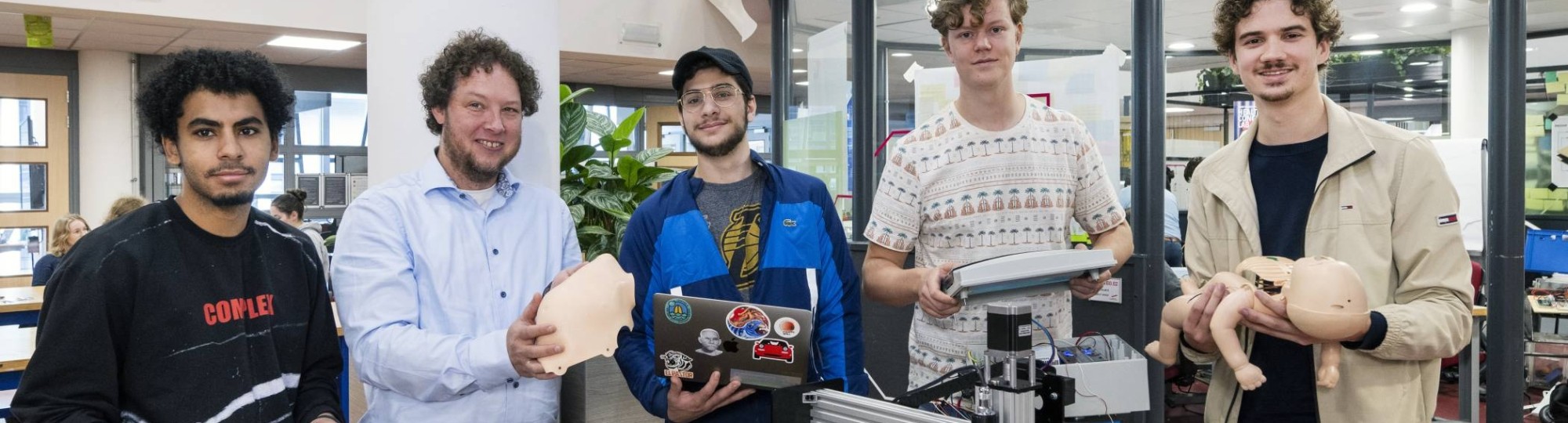 Alessandro, Johan, Marijn, Omr en Yannick ontwerpen een machine voor longen van een reanimatiebabypop.