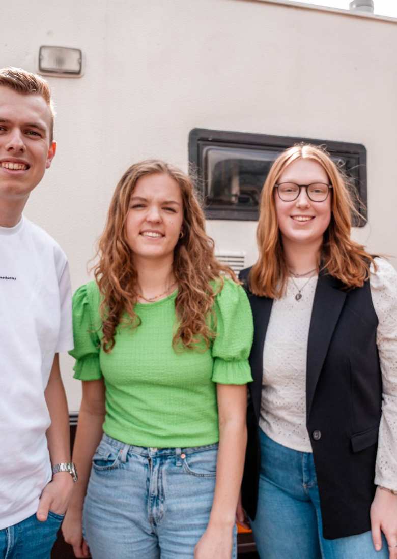 3 studenten van de opleiding Technische bedrijfskunde voor de campus camper