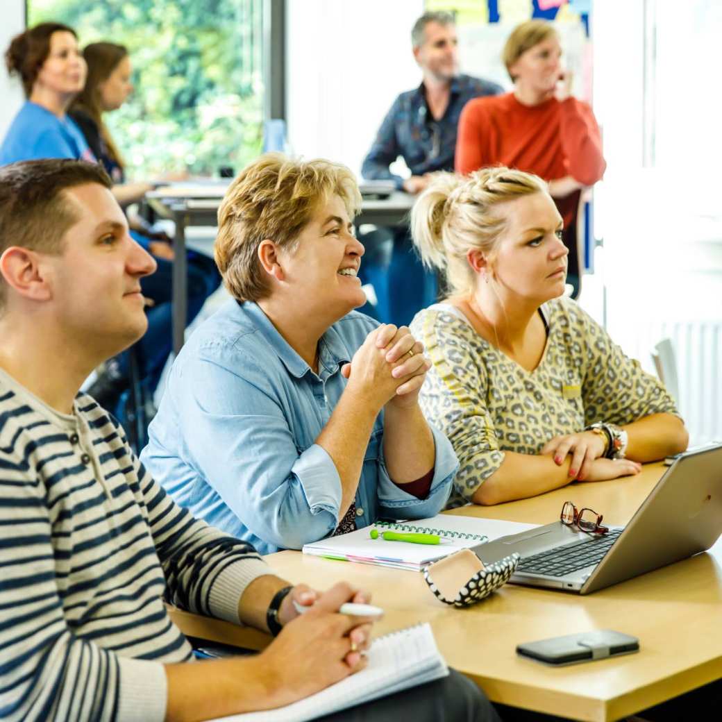 studenten luisteren naar docent