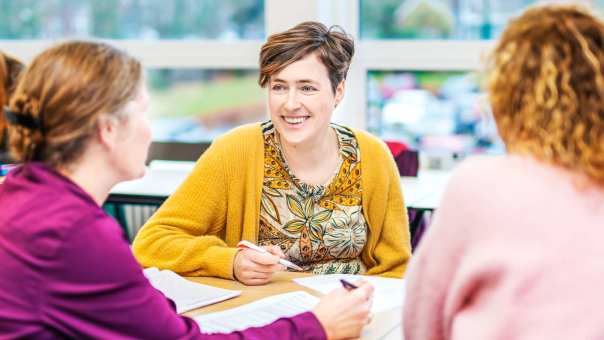 ALLEEN VOOR DE MANP | Drie masterstudenten van de opleiding verpleegkundig specialist overleggen samen tijdens de les onderzoek op de HAN.