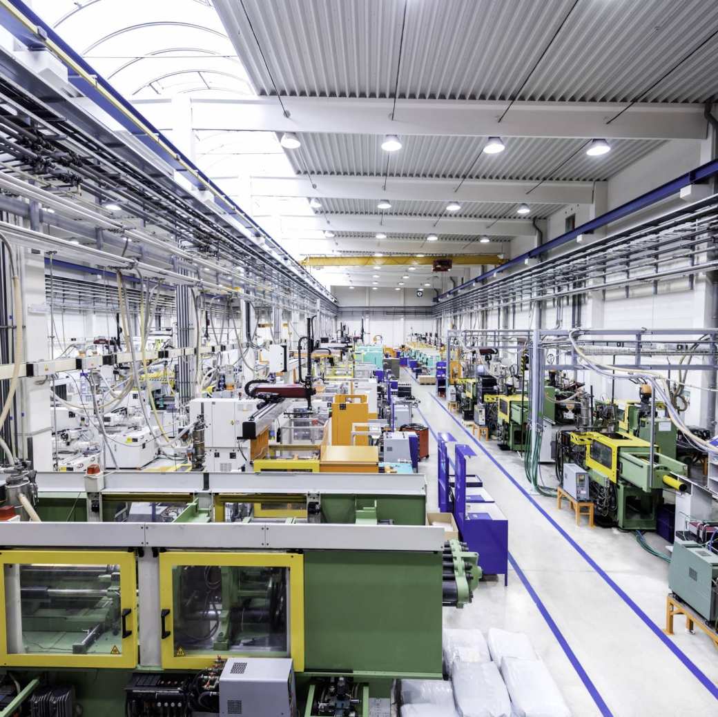 Productievloer in fabriek met robots