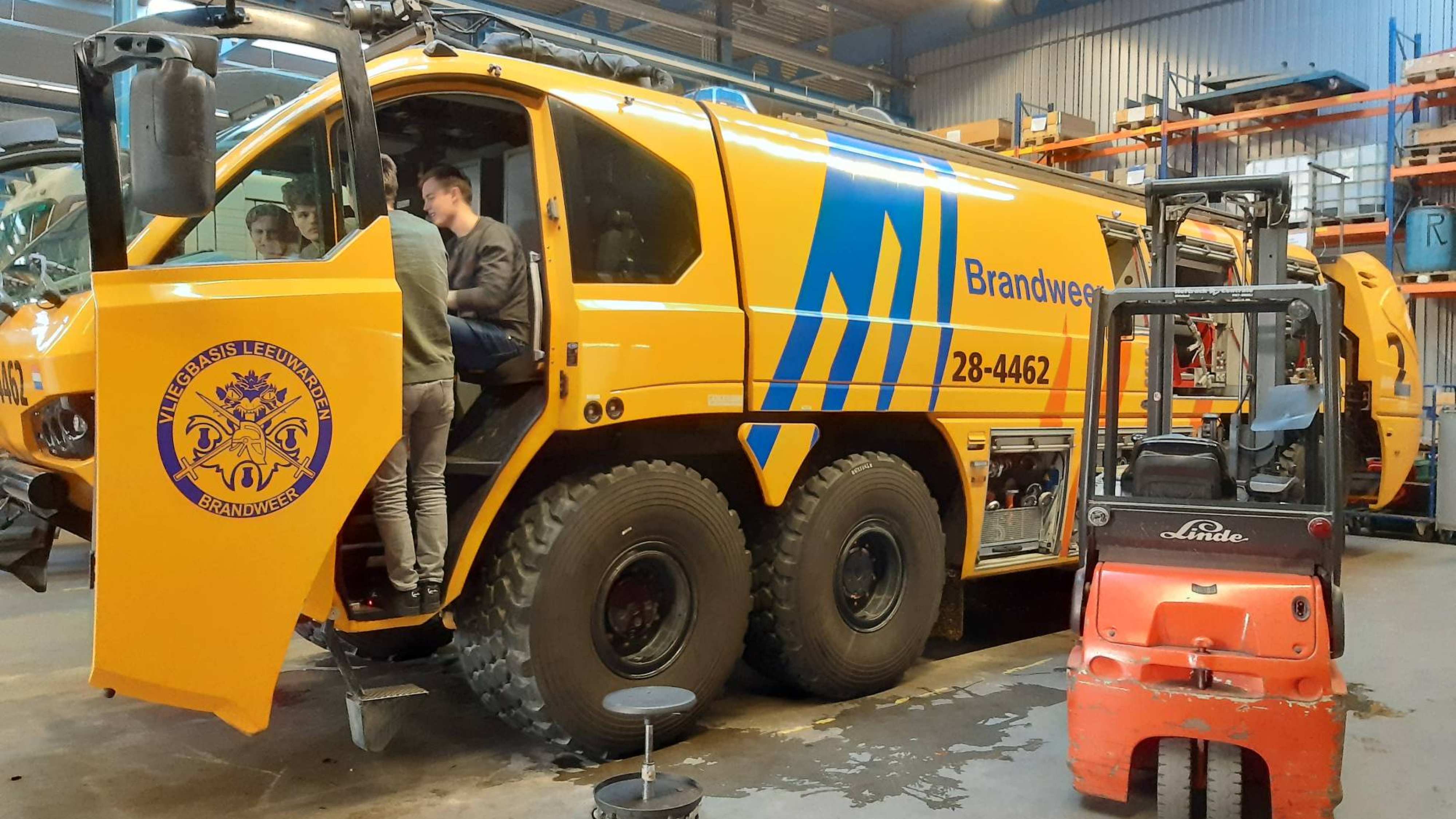 Gele brandweerauto die gebruikt wordt op vliegbasis Leeuwarden. Groep Automotive studenten van 1e-jaars project When Every Second Counts (WESC) gingen op bedrijfsbezoek bij Kenbri. Zij produceren en ontwerpen brandweerauto’s.