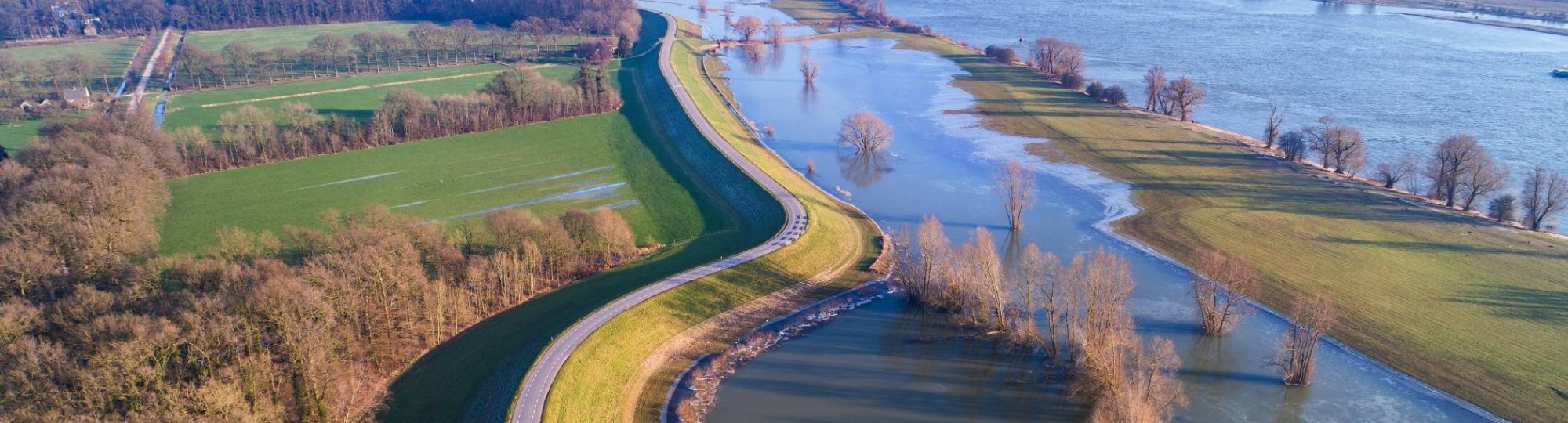 luchtfoto rivierenlandschap hoogwater A50 richting Loenen
