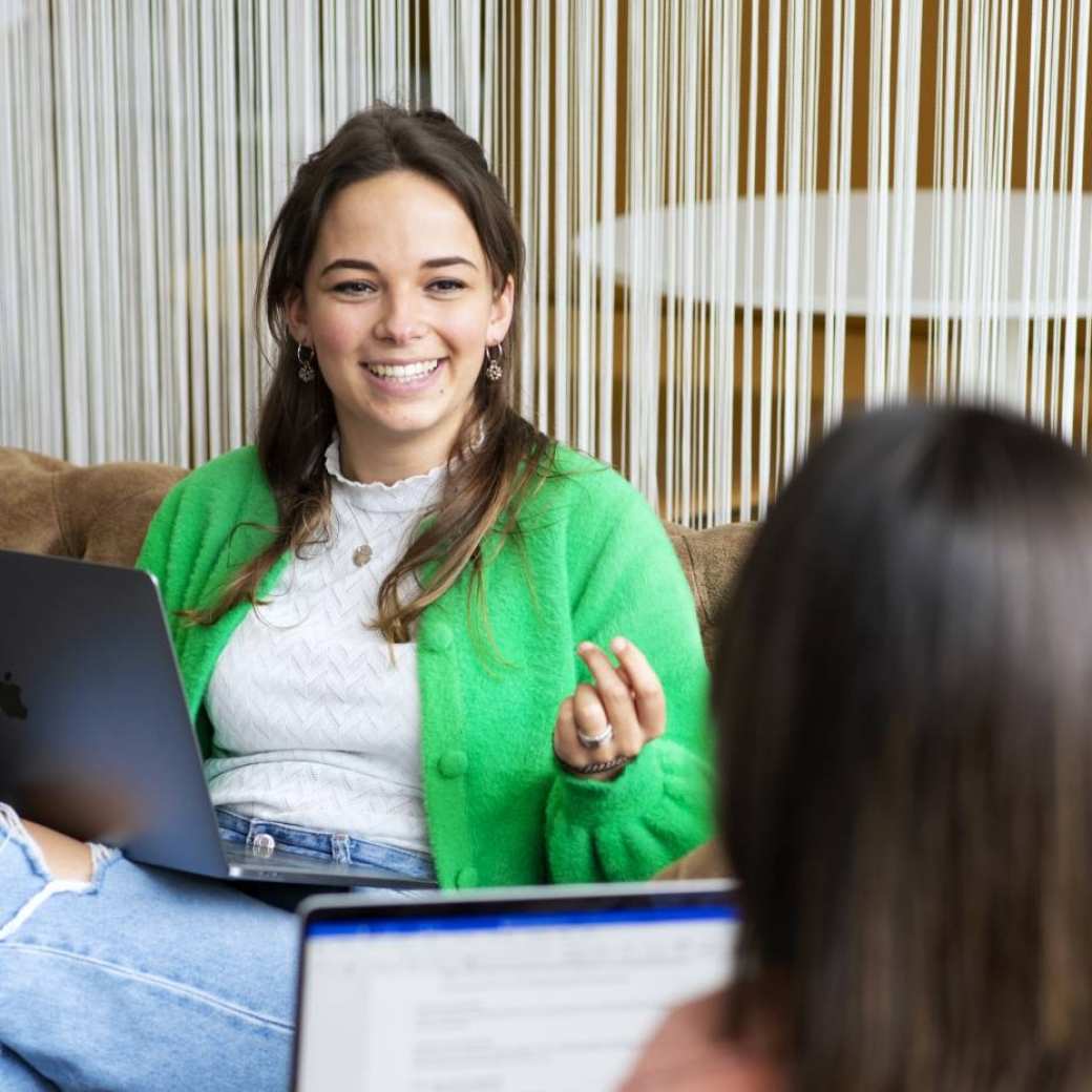 Studenten Logopedie studeren samen in de kantine van de HAN