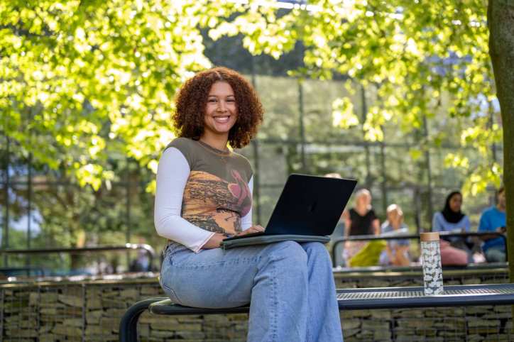 meisje met laptop studiekeuze bij de han