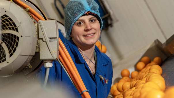 HAN studente Werktuigbouwkunde Lieke Hermans werkt bij Fruity Line als technisch projectleider.