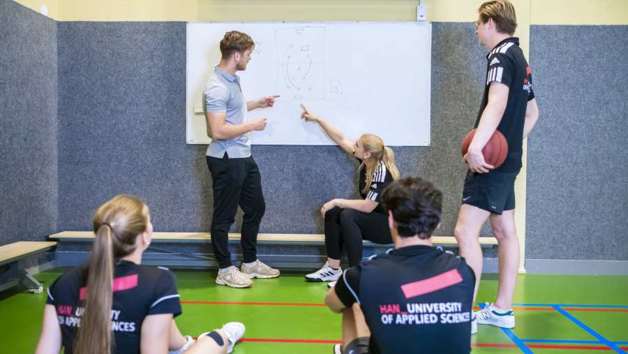 sport sportkunde en alo studenten en docenten op sportveld en gymzaal