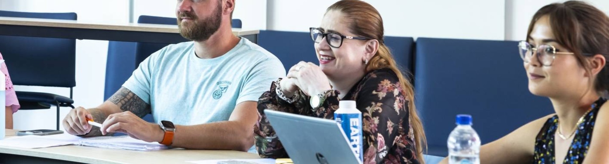 Studenten van de Master Social Work lachen tijdens uitleg