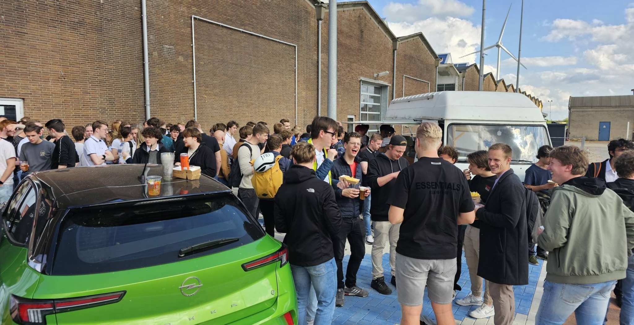 Het symposium Beyond met presentatie van semester 6 projecten van studenten Engineering en Automotive van de HAN is op 19 juni 2024 feestelijk afgesloten met een drankje en een hapje voor het gebouw HAN at Connectr.