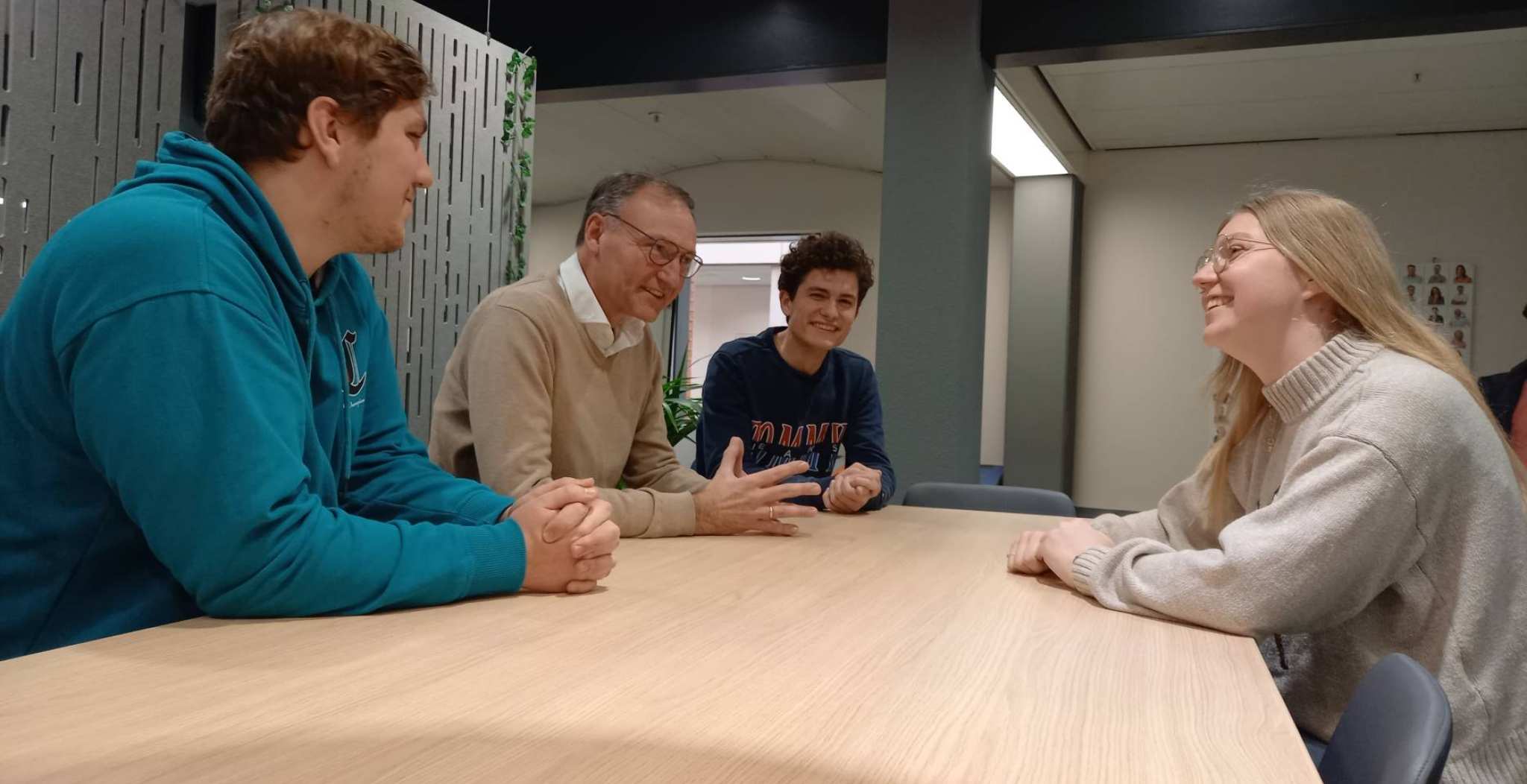 Studenten van de leergemeenschap Futureproof Financial in gesprek met hun docent over hun onderzoek naar voorzorgcirkels