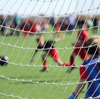 Voetbalwedstrijd, keepster in de goal