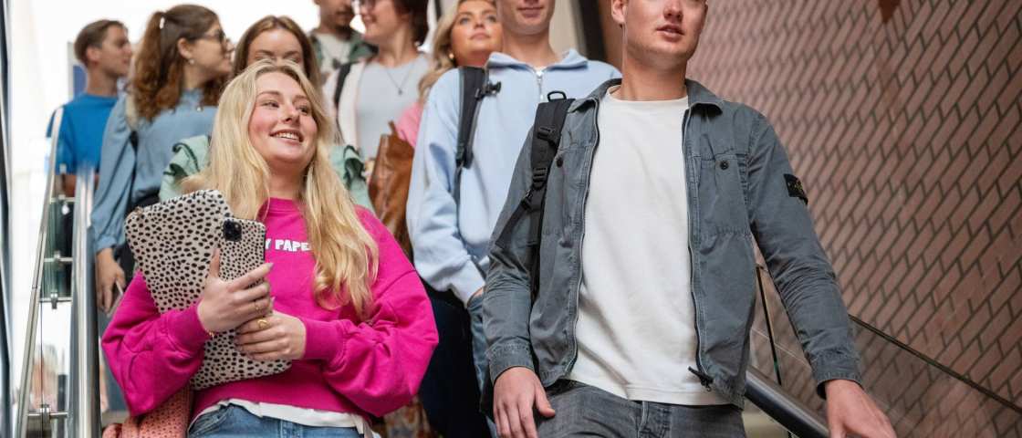 studenten op de trap tijdens welkomstdag