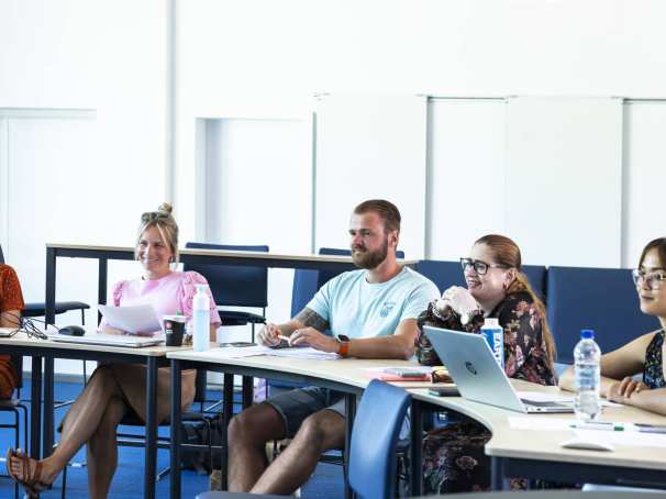 Studenten van de Master Social Work lachen tijdens uitleg