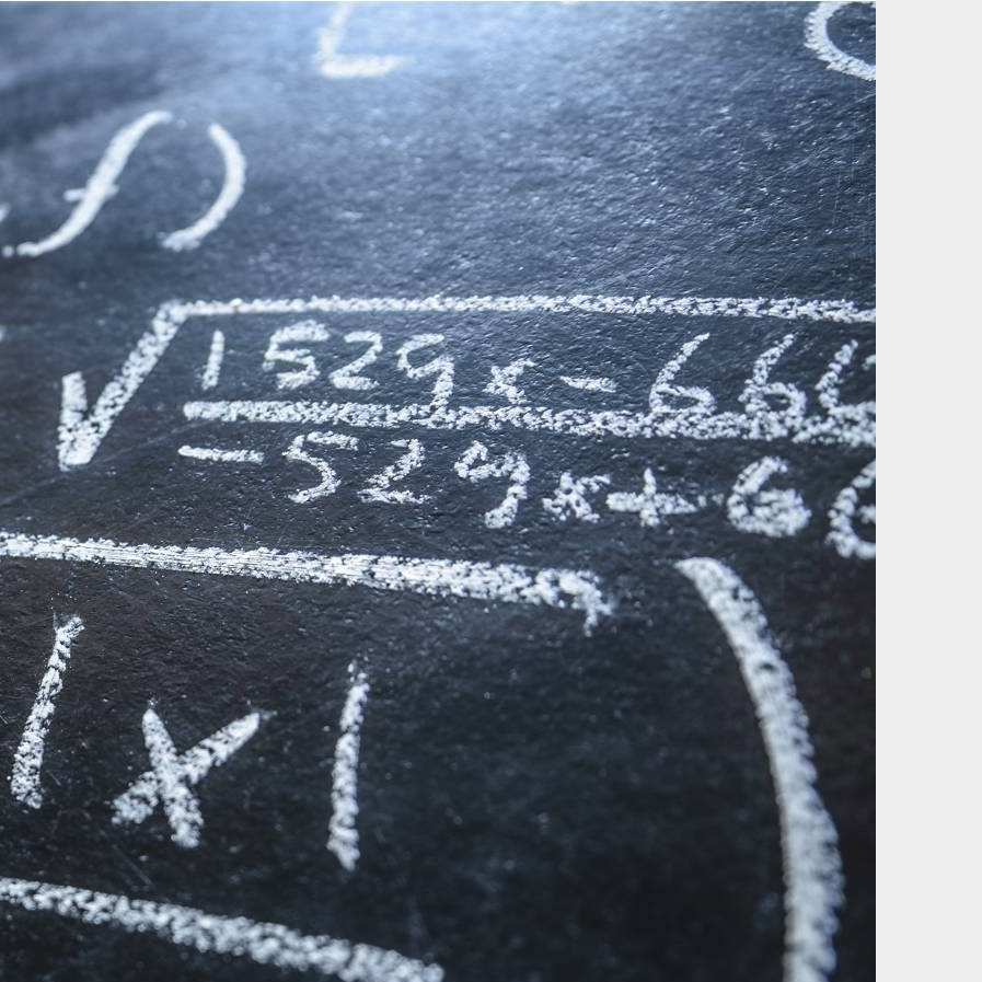 wiskundeformules op een krijtbord