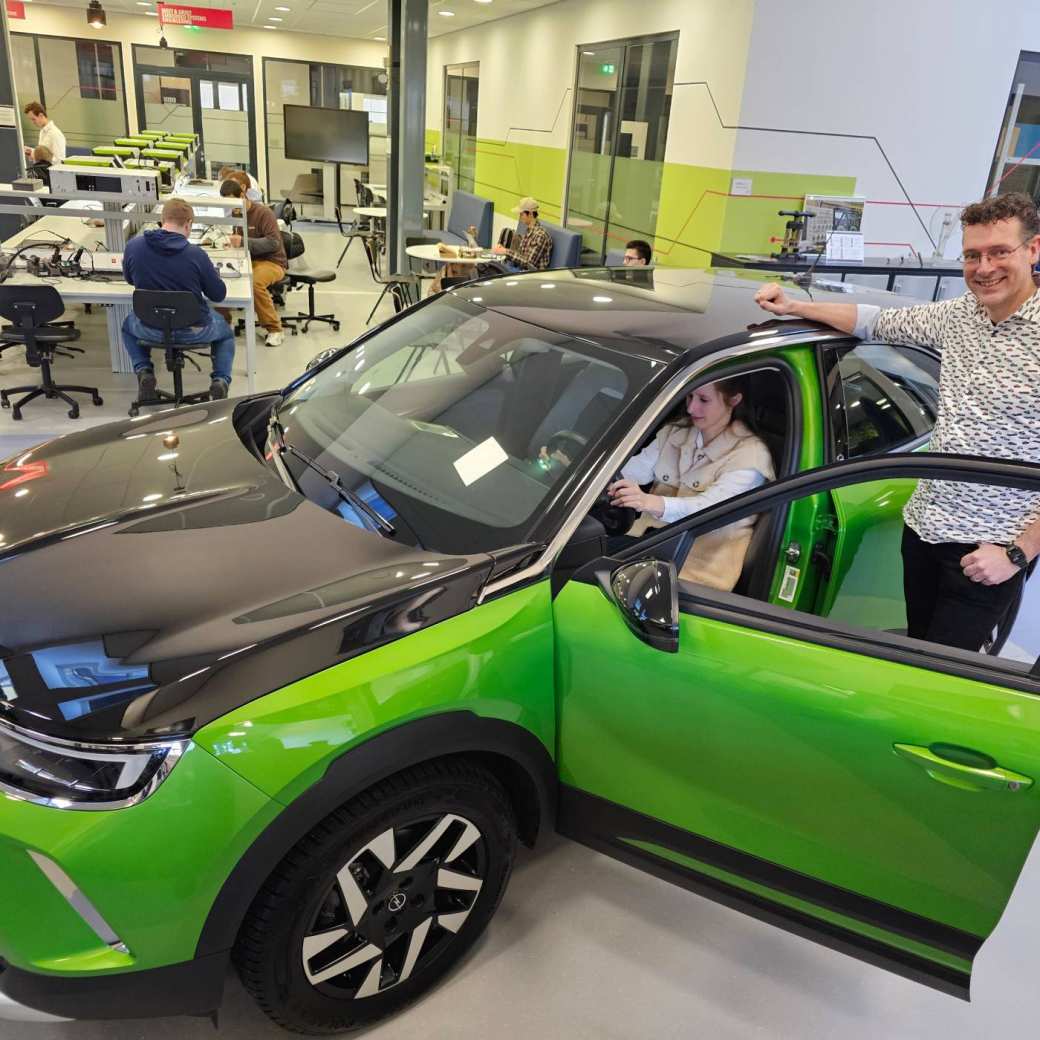 HAN Automotive heeft een Opel Mokka-e ontvangen vanuit partner NRF met als doel om met deze moderne elektrische auto onderzoek te doen binnen het hbo onderwijs.