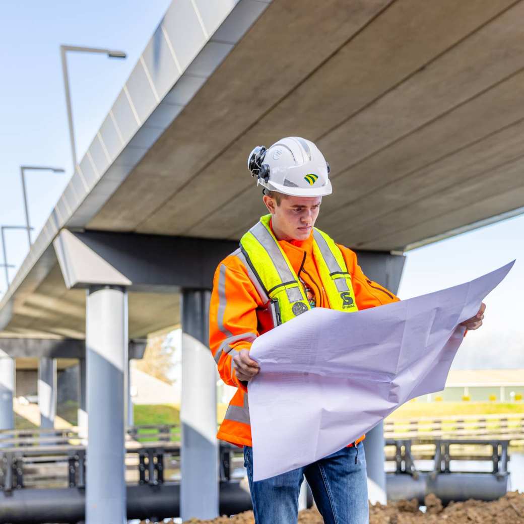 Man met tekening bij brug