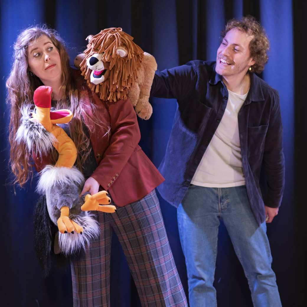 2 studenten van de han master vaktherapie dramatherapie spelen op een podium  een situatie na met handpoppen