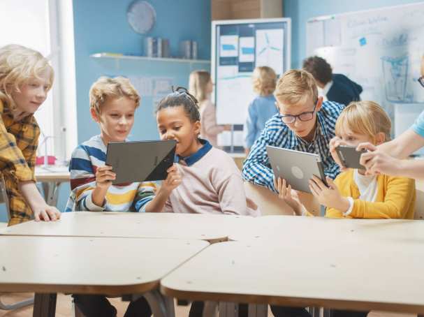 kinderen op laptop