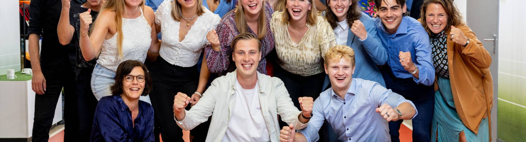 Pabo-ALO studente is buiten aan het sporten en kijkt over het veld