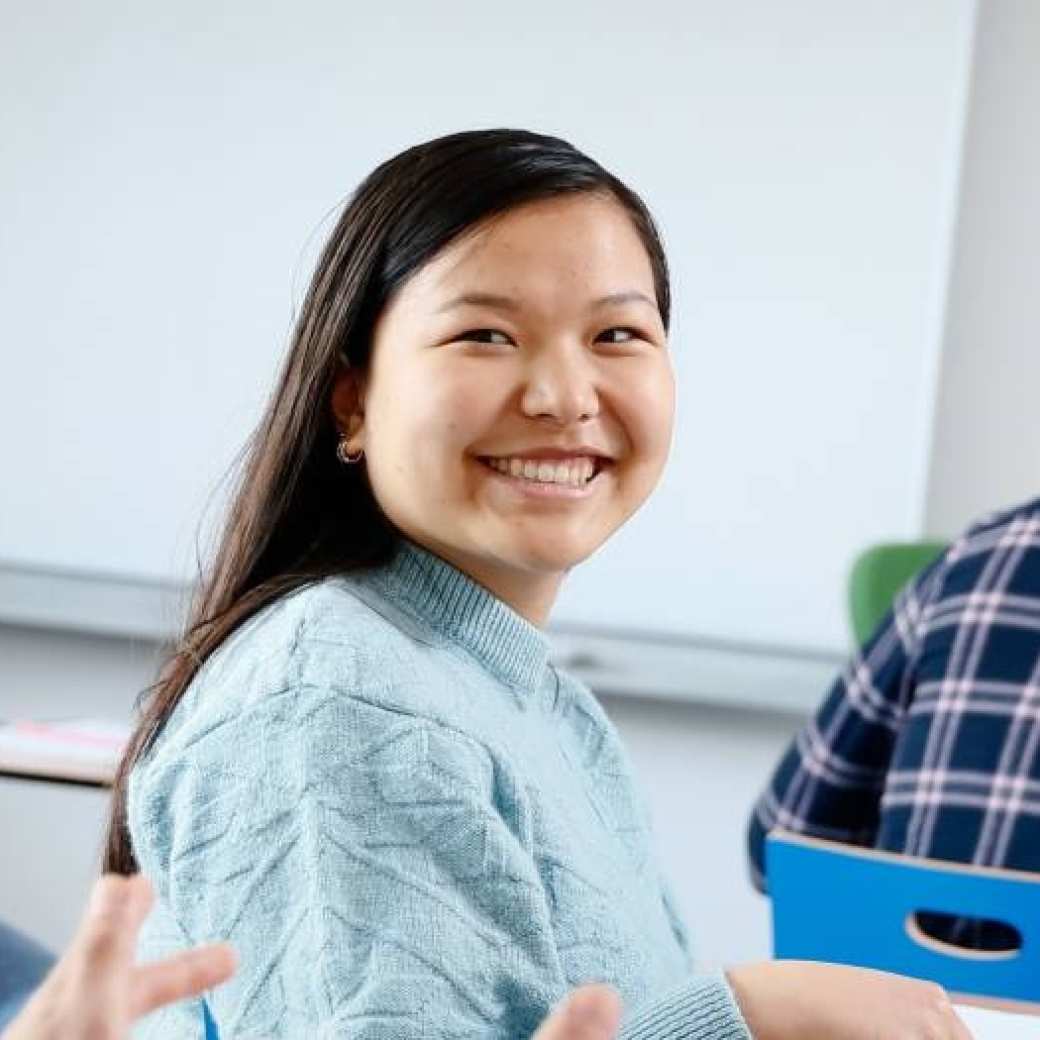 Docent voor een klas lachende studenten