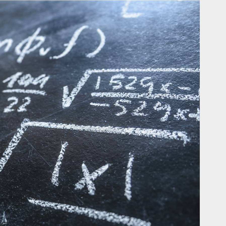 vrouw schrijft wiskundeformules op een bord