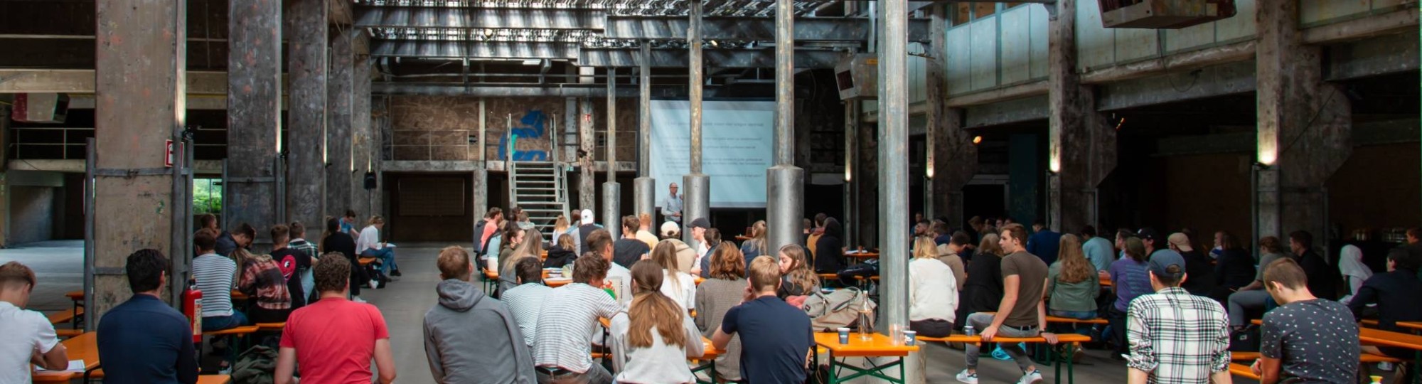 bouwkundestudenten in oude fabriekshal