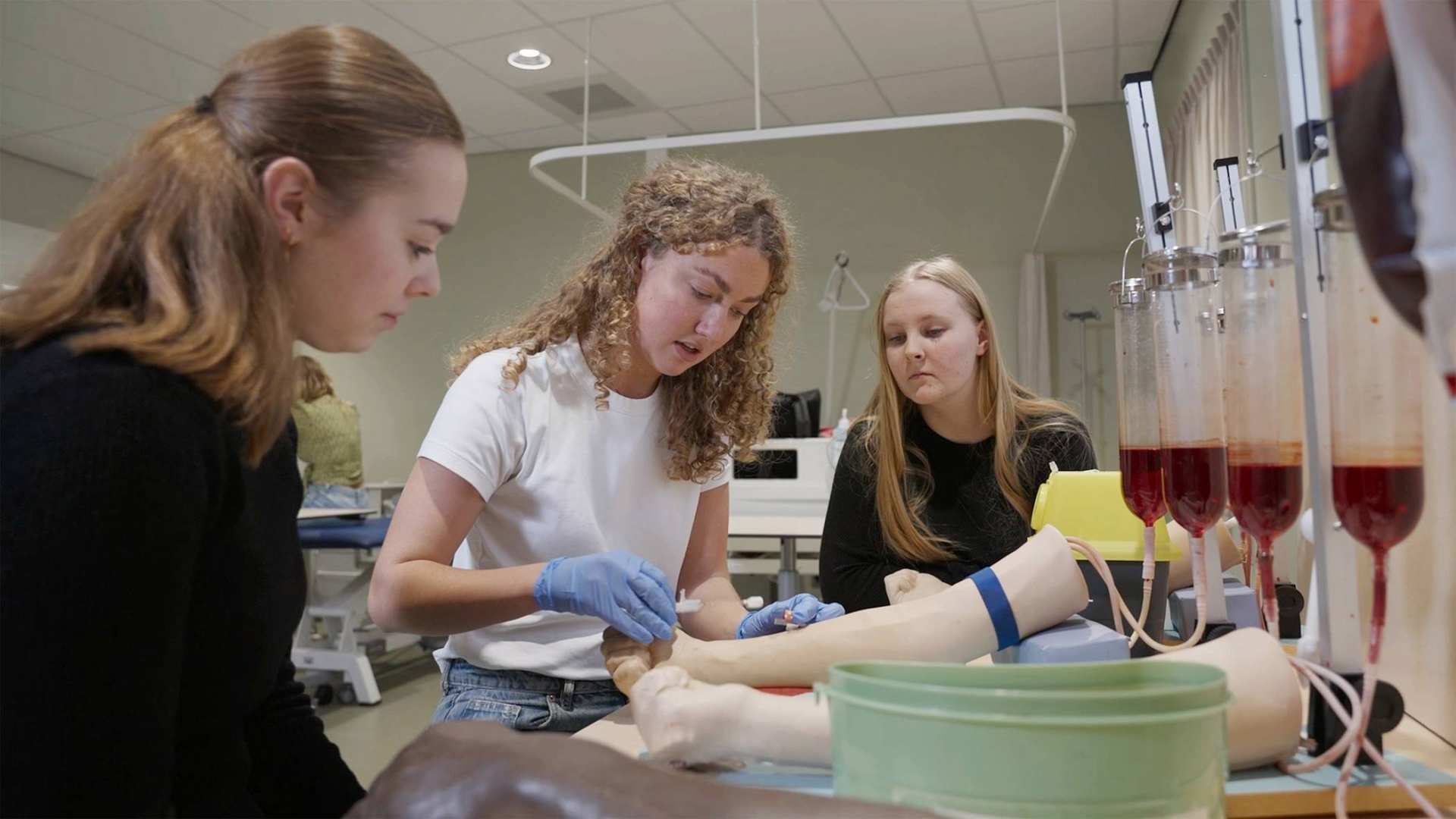 Studenten oefenen met bloedprikken in Praktijkhuis