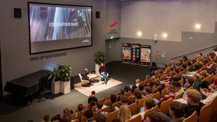 Collegetour Built met Rijksbouwmeester Francesco Veenstra en docent Hanneke Spoorenberg