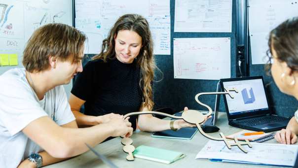 Docent Industrieel Product Ontwerpen legt uit aan een student engineering