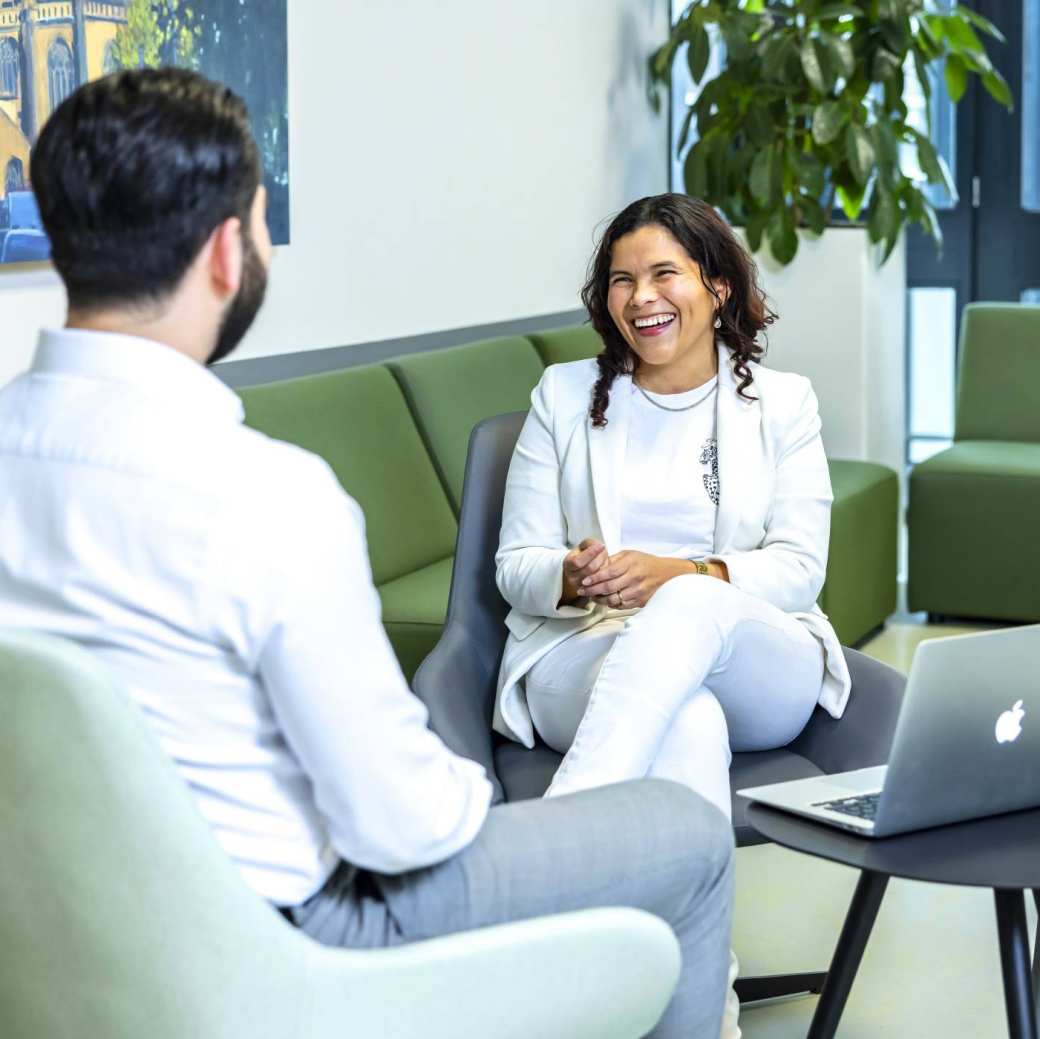 Twee studenten moderne bedrijfsadministratie in gesprek.